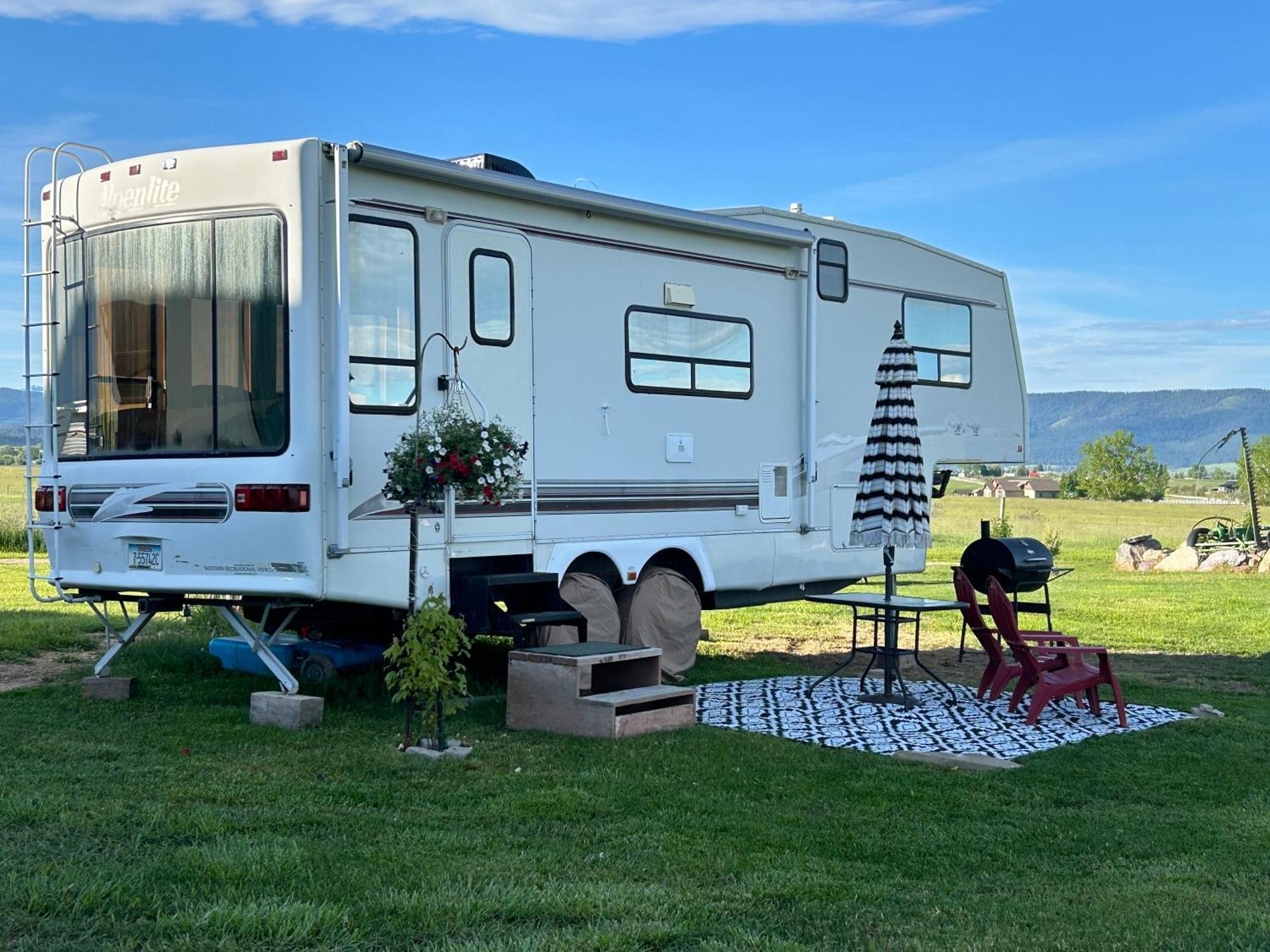 Mission Mountain Camper Apartment Saint Ignatius Bagian luar foto